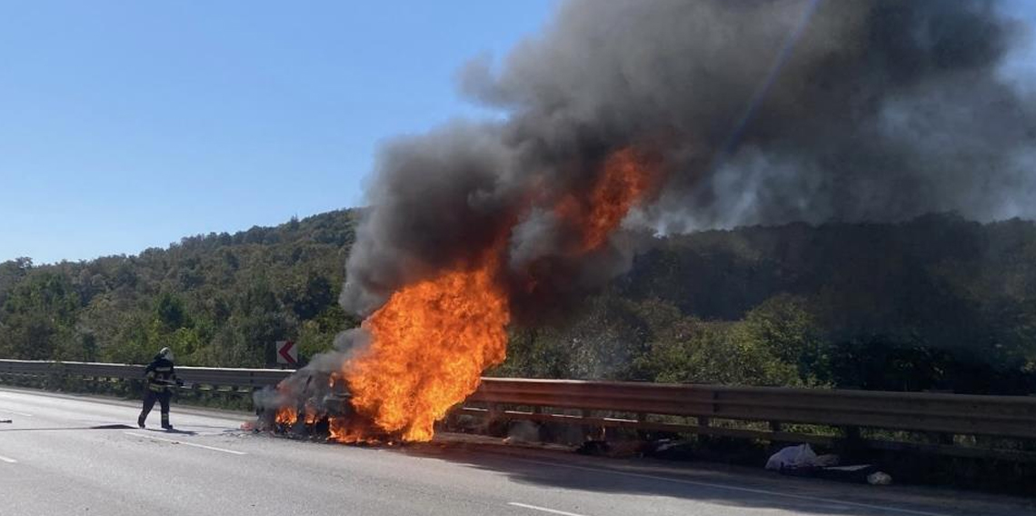 Samsun’da Seyir halindeki otomobil alev topuna döndü
