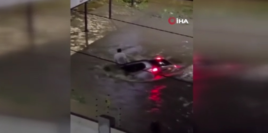 Brezilya’da bir sürücü aracıyla sele kapıldı