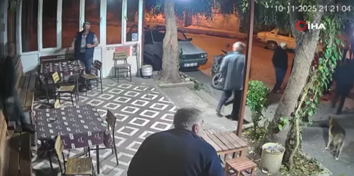 Depreme kahvehanede yakalanan vatandaşların panik hali kamerada