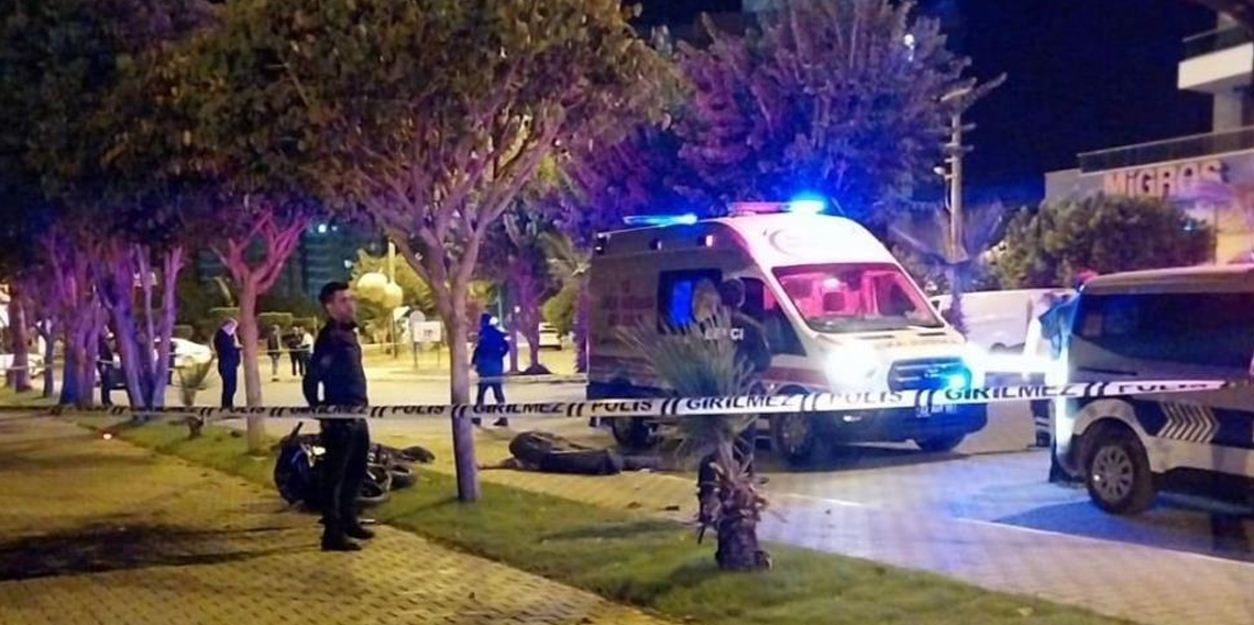 Mersin'de motosiklet ağaca çarptı: 2 ölü