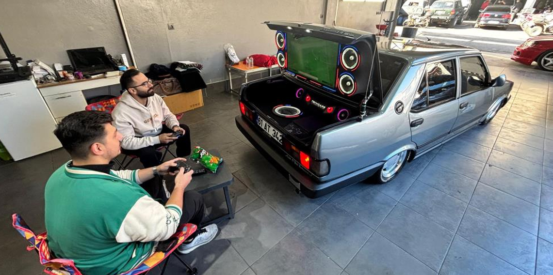 Trabzon'da araç bagajında televizyon ve oyun konsolu keyfi