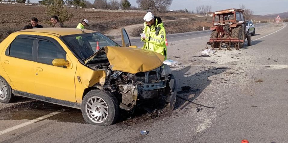 Tokat'ta otomobil traktöre arkadan çarptı: 2 yaralı