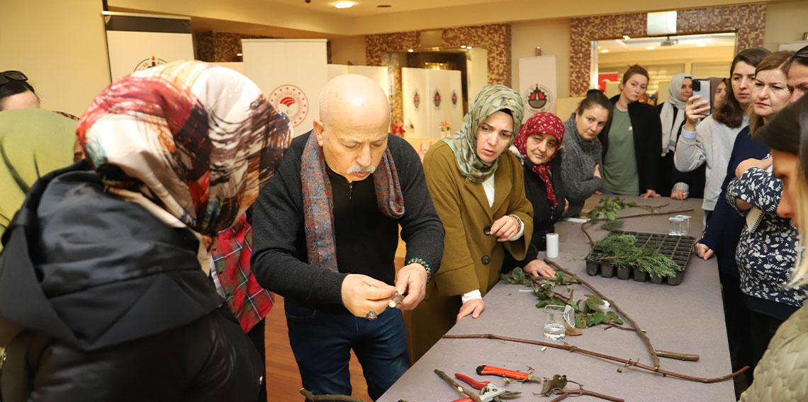  Kadın çiftçilere budama anlatıldı