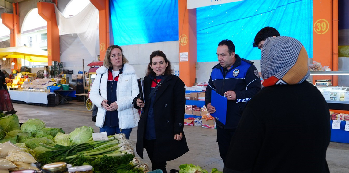 Düzce'de vatandaş aldığı ürünün kilosunu kontrol ediyor