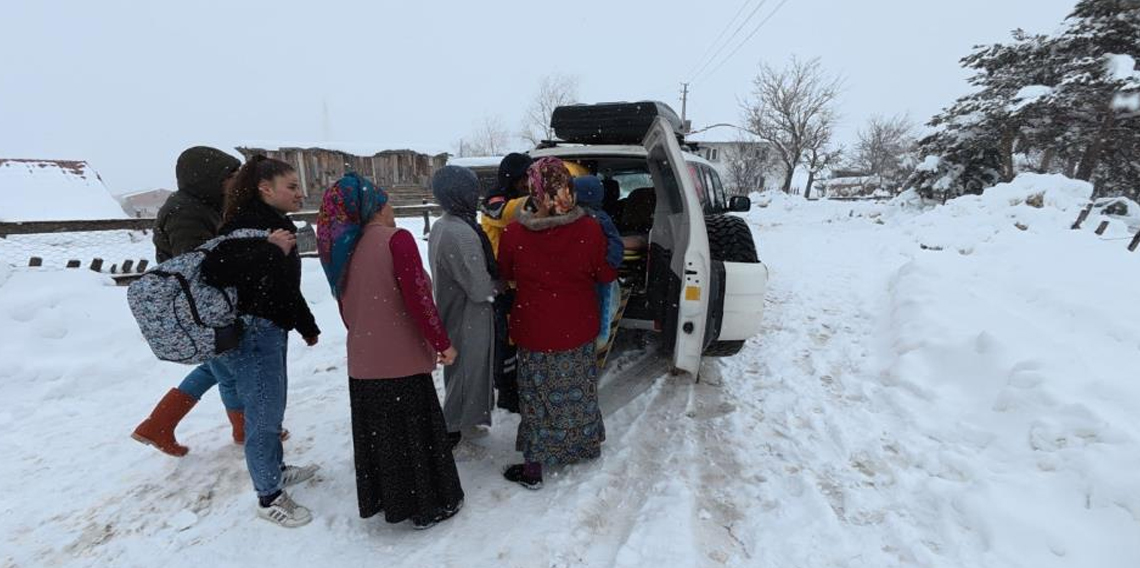 Ateşi çıkan bebek için sağlık ekipleri karlı yolları aştı