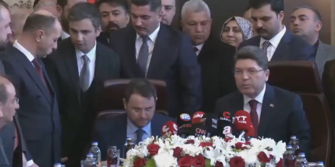 Yeni Adalet Bakanı Akın Gürlek’in Canlı Yayınında Koltuk Krizi