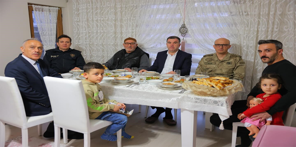  Vali Eldivan şehit ailesinin iftar sofrasına misafir oldu