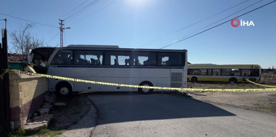 Servis aracı belediye otobüsüyle çarpıştı: 20 yaralı