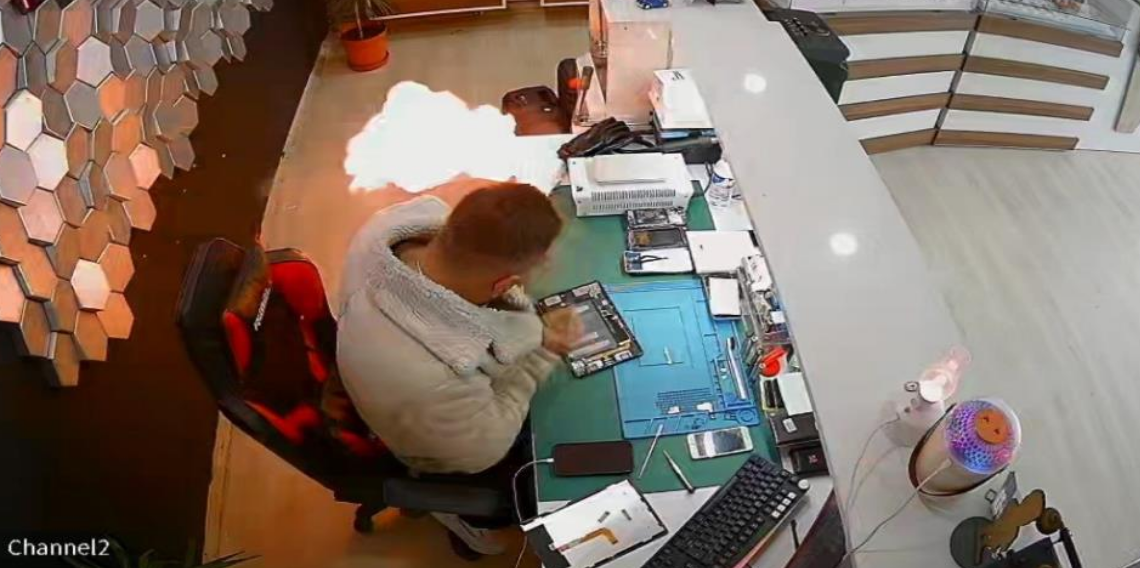 Bayburt’ta Cep Telefonu Bataryası Patladı