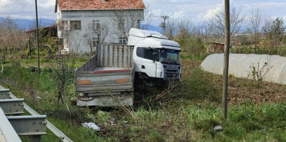 Samsun Alaçam’da Tır Tarlaya Uçtu: Sürücü Yaralandı