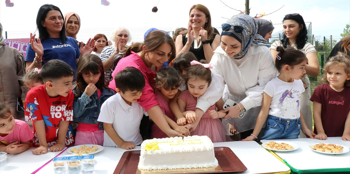 Miniklerden duygusal Anneler Günü kutlaması