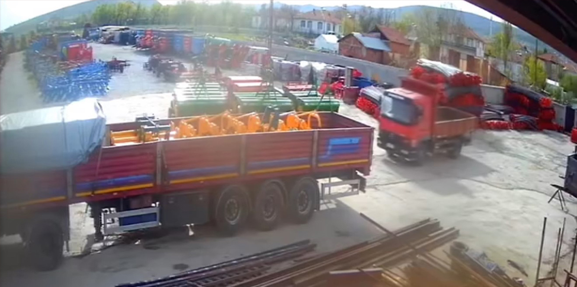 Tokat'ta harekete geçen kamyonet park halindeki tıra çarparak durdu