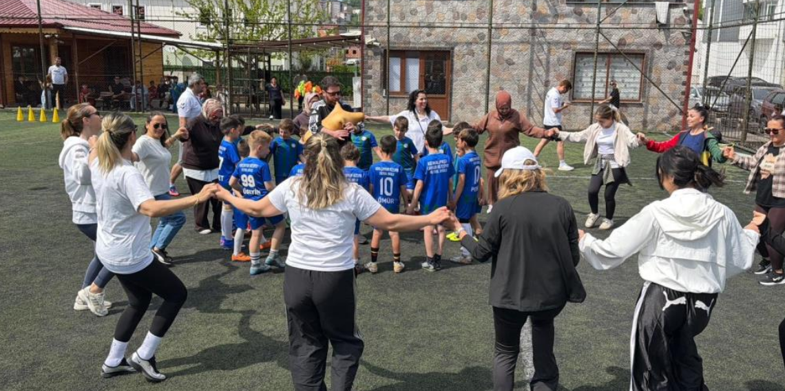 Hopa’da Anneler Günü Coşkusu: Anneler Çocuklarıyla Sahaya İndi
