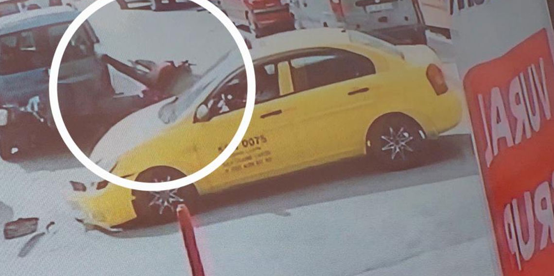 Taksinin motosikletli kuryeye çarptığı kaza kamerada: 1 yaralı