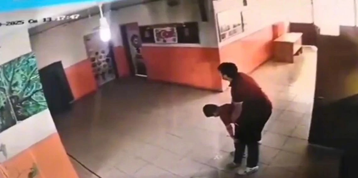 Öğrencisini heimlich manevrası ile kurtardı