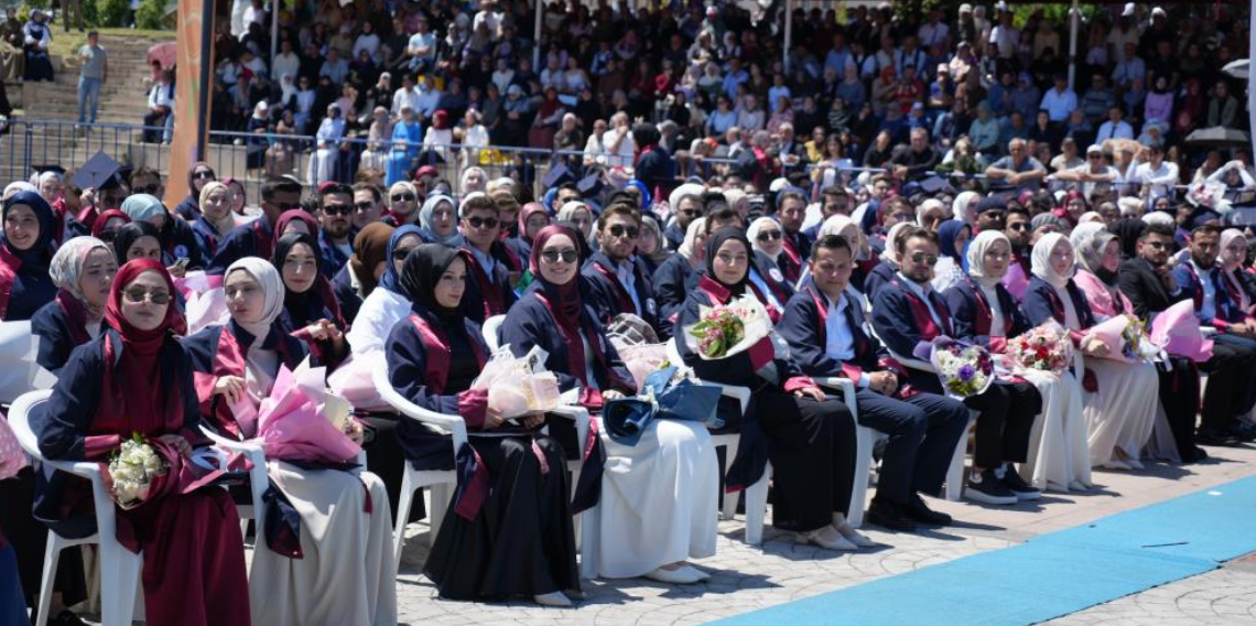 OMÜ İlahiyat Fakültesi'nde mezuniyet heyecanı