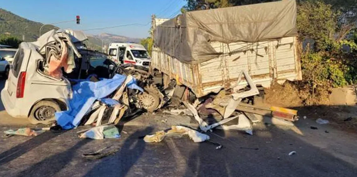 Feci kaza: Park halindeki kamyona çarptı: 4 kişi hayatını kaybetti