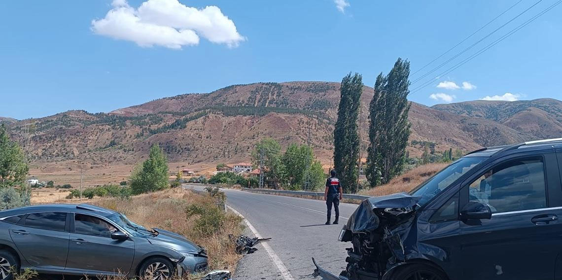 Kayseri'de otomobil ile minibüs çarpıştı: 9 yaralı