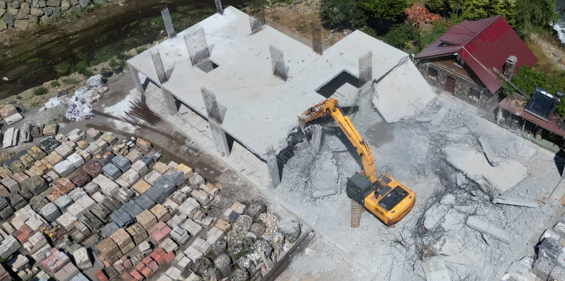 Arsin’de Kaçak Yapılar Yıkıldı