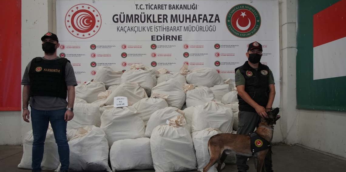 Kapıkule’de boya kutularında 692 kilo esrar yakalandı: 10 gözaltı