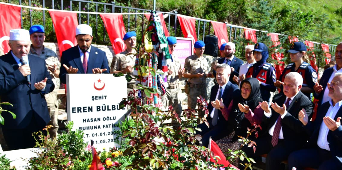 Vali Aziz Yıldırım’dan Şehit Eren Bülbül’ün Kabrine Ziyaret