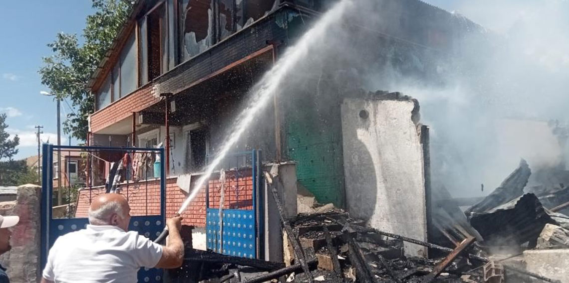 Gümüşhane'de 2 katlı evde çıkan yangın paniğe neden oldu