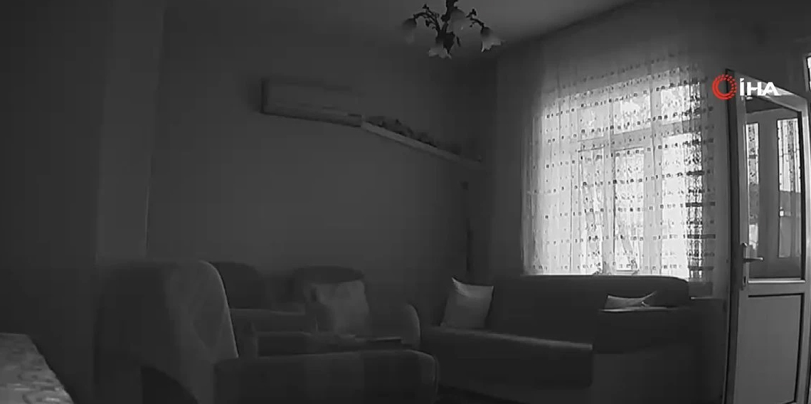 Balıkesir'deki deprem güvenlik kamerasına böyle yansıdı