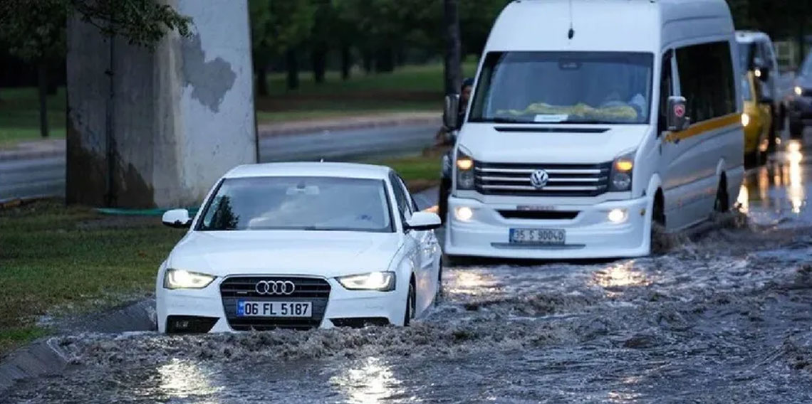 Ege’de şiddetli yağış: İzmir ve Manisa’da araçlar sular altında kaldı, yollar çöktü