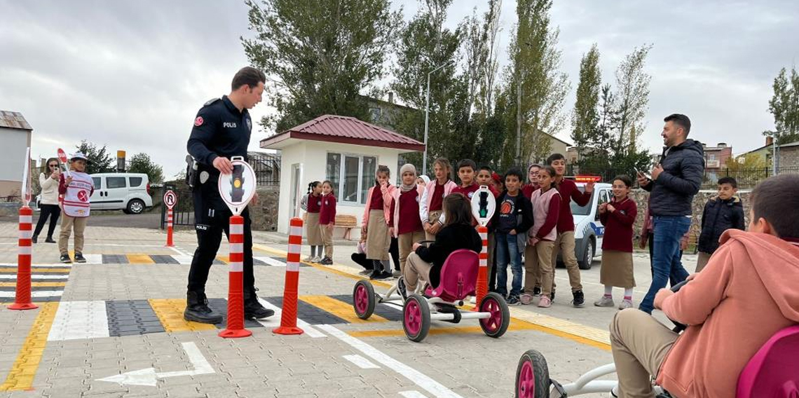 Bayburt'ta geleceğin sürücülerine trafik bilinci aşılanıyor