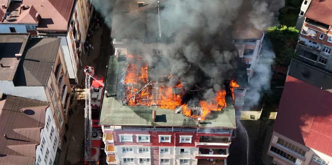 Ordu'da tamir sırasında tutuşan çatı, alevlere teslim oldu