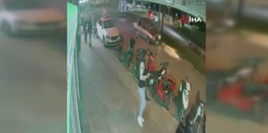 Kaza yaptıkları aracı bırakıp kaçtılar: Kaza anı güvenlik kamerasında