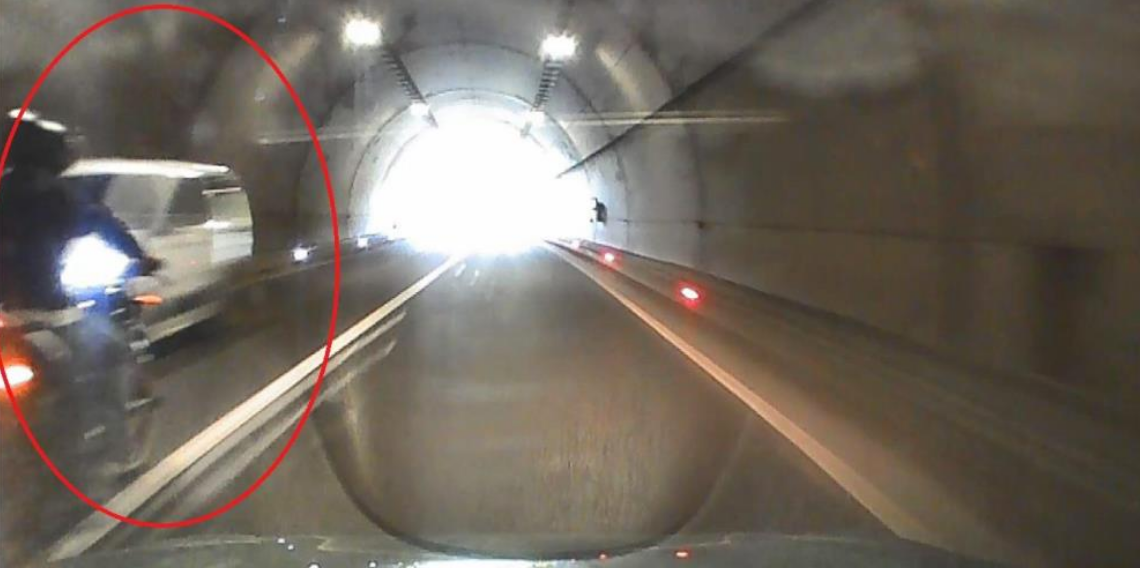 Motosiklet sürücüsü otomobillerin arasında kalmaktan kıl payı kurtuldu