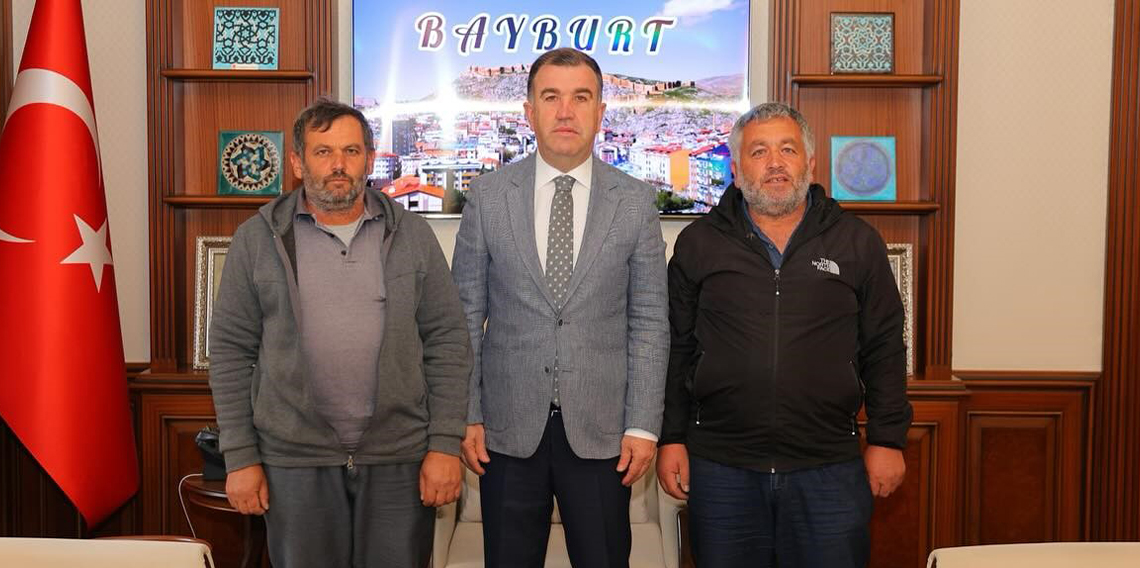 Bayburt'ta  şehit babasından Vali'ye ziyaret...