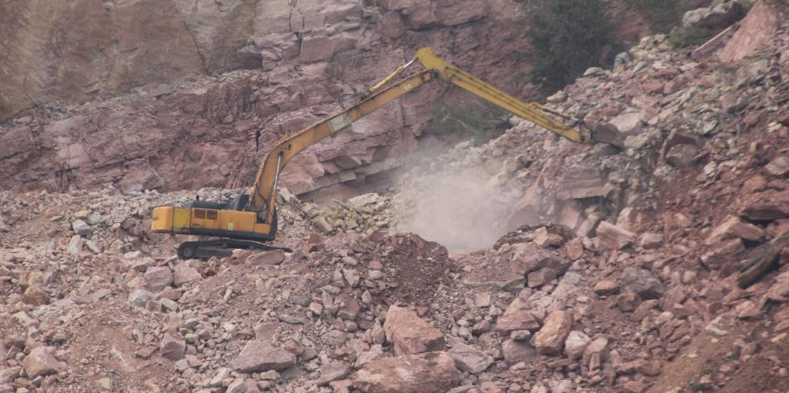 Ordu'da göçük altında kalan kamyon şoförünü arama çalışması başladı