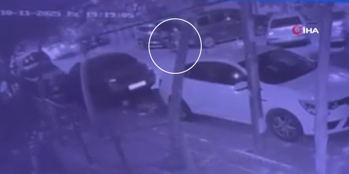 Yolun karşısına geçen adama otomobil çarptı