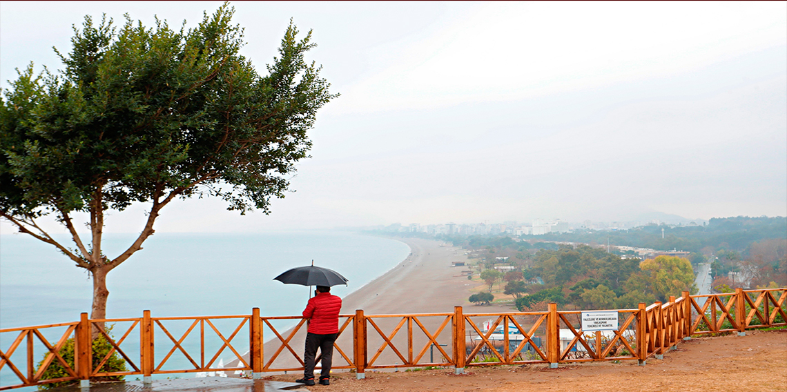 Antalya'da yağmur altında deniz keyfi