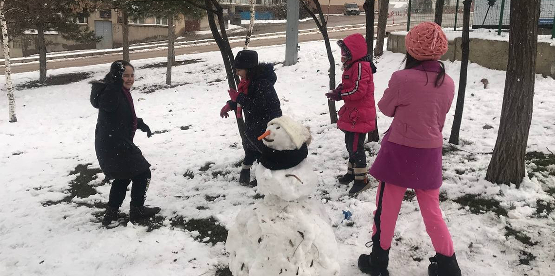 Bayburt'ta öğrencilerin kar eğlencesi 