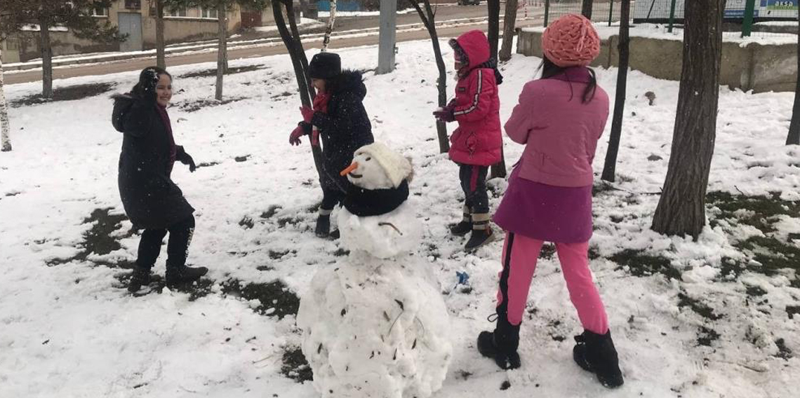 Bayburt’ta çocukların kar eğlencesi