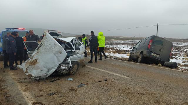 Otomobil ile hafif ticari araç çarpıştı: 1 ölü, 3 yaralı