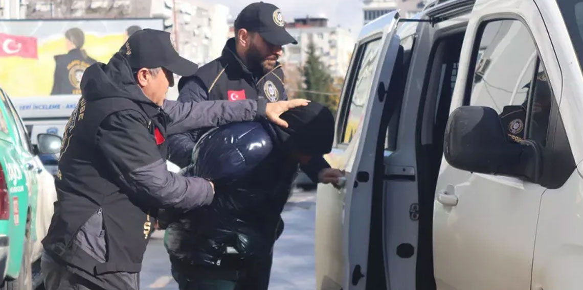 İzmir'de 35 yıllık komşu duvarı yıkıp her şeyi çaldı: 'Alkollüydüm'