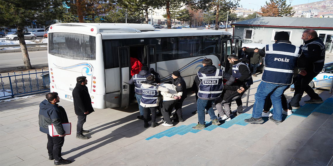 Bayburt polisi dolandırıcı çetesi kuran 11 kişiyi kıskıvrak yakaladı