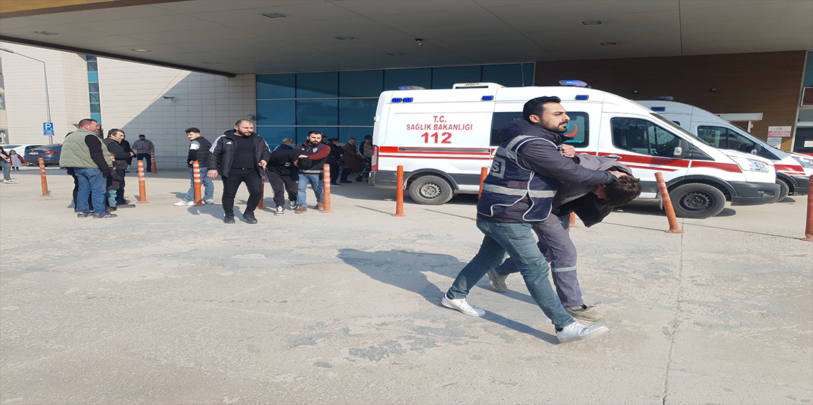 ‘Dur' ihtarına uymayıp polise çarptı.. Polisin yaralandığı anlar kamerada