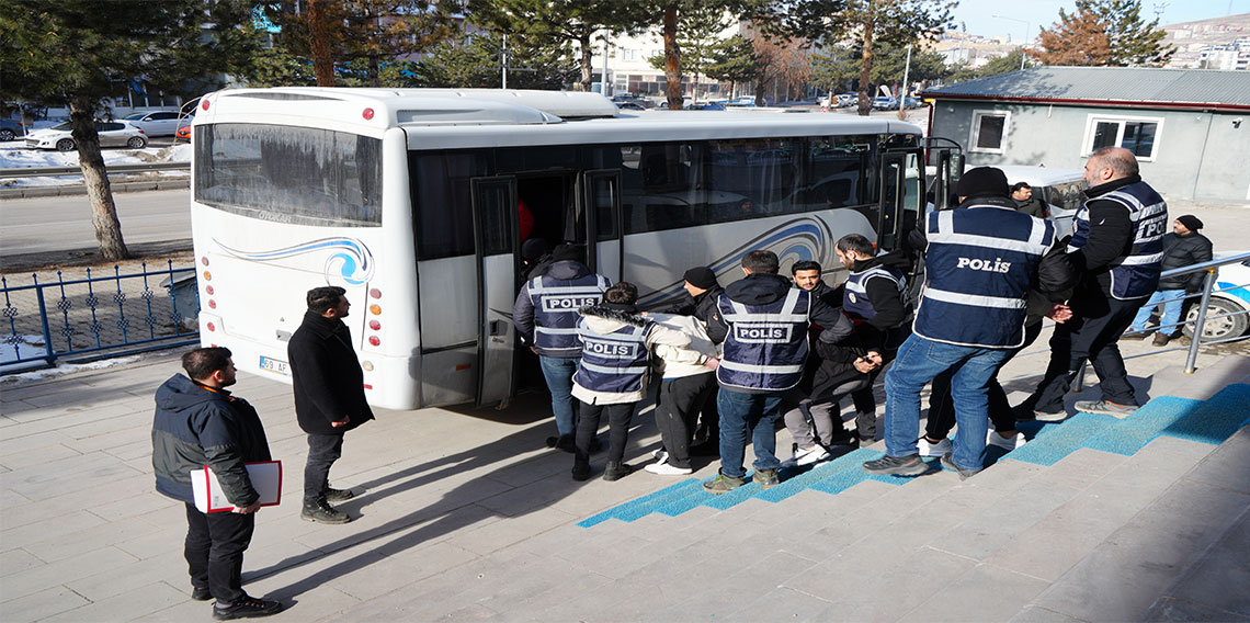 Karı koca ve bacanağın kurduğu dolandırıcı çetesini Bayburt polisi 40 günde çökertti