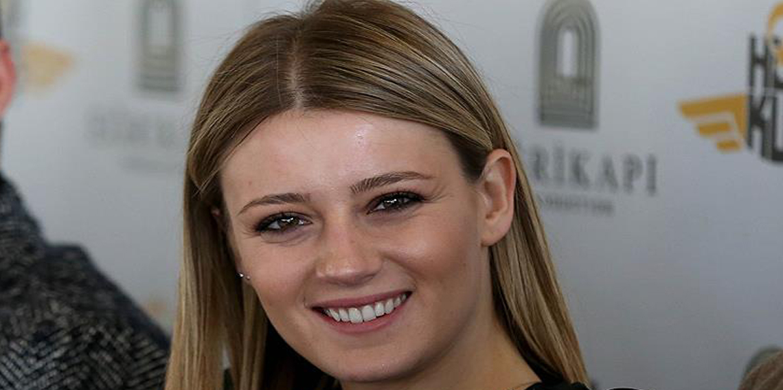 Gizem Karaca'dan karnı burnunda poz