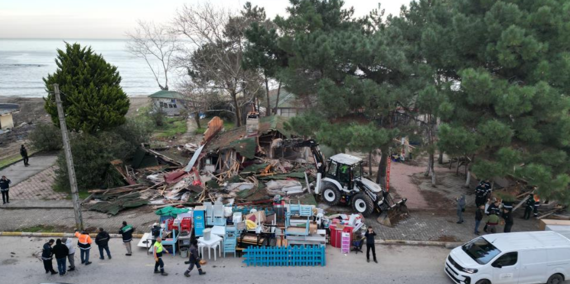 Karasu Sahilinde Riskli Alan Kararı Sonrası Yıkım Başladı
