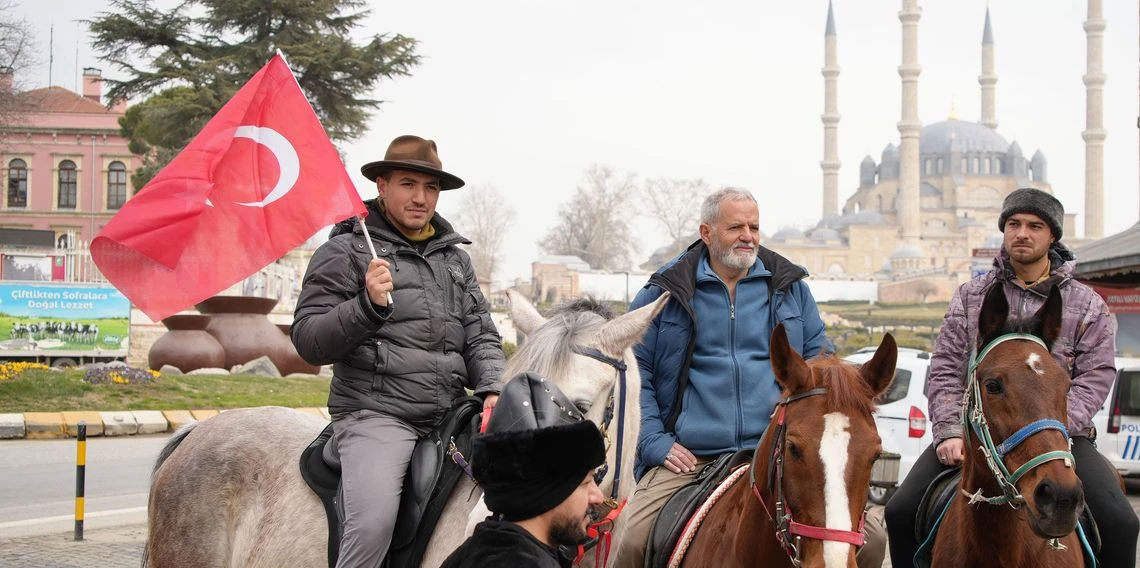 At üstünde Hacca gidiyorlar