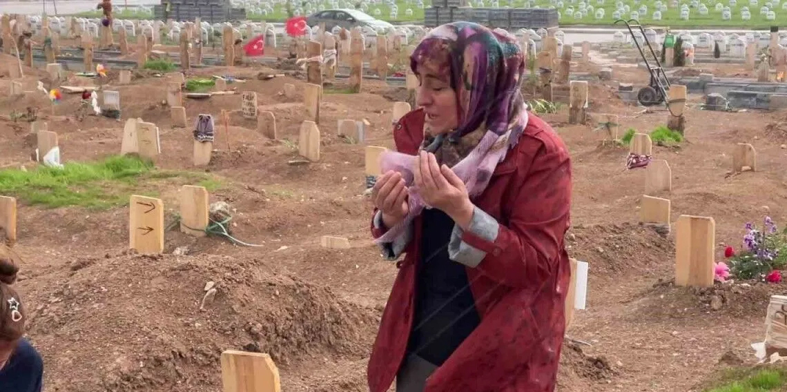 İki evladını cinayete kurban veren anne, mezarlarını ziyaret etti
