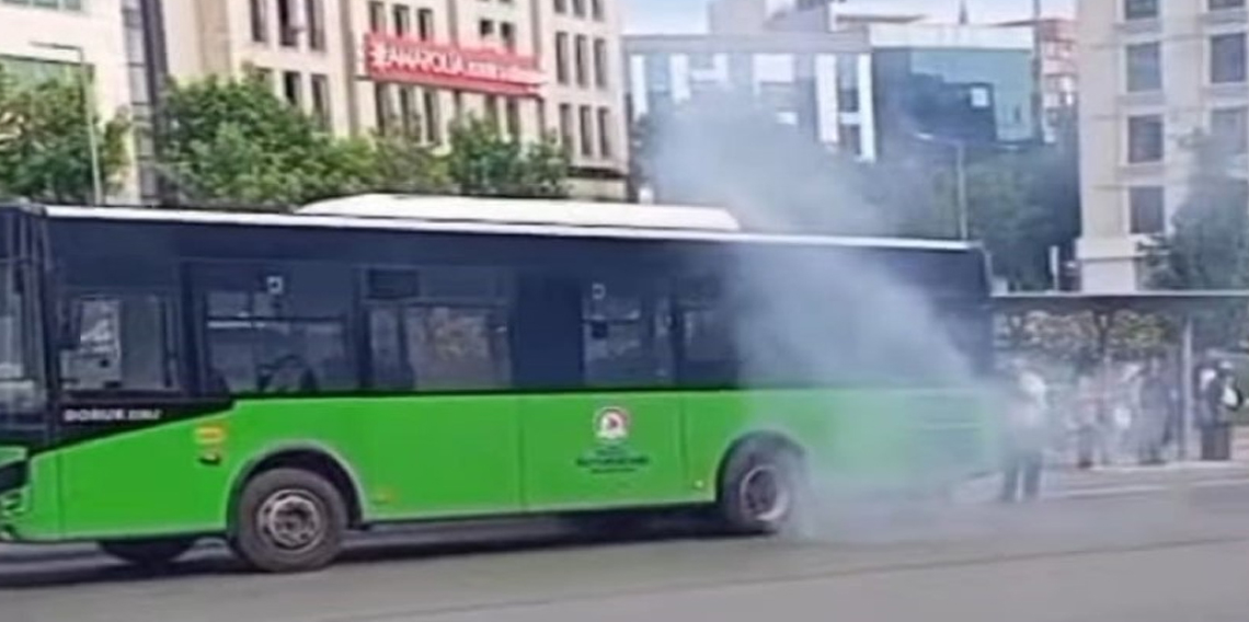 Seyir halindeki halk otobüsünü kaplayan dumanlar korku dolu anlar yaşattı