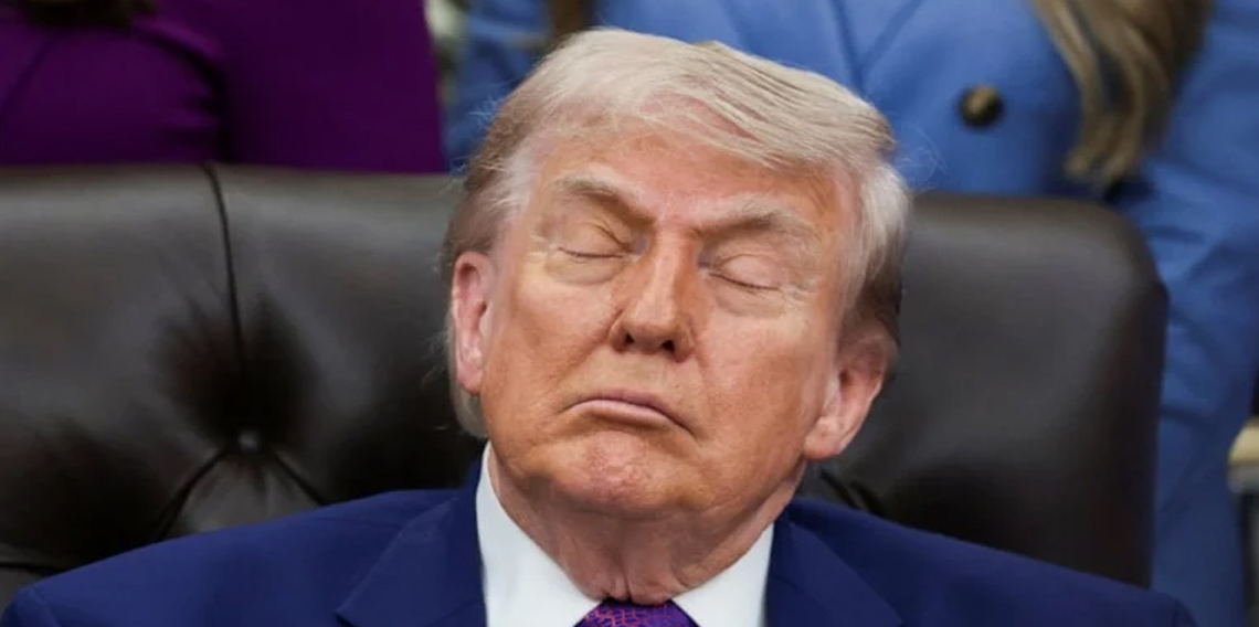 Trump, Oval Ofis’teki etkinlik sırasında uyukladı