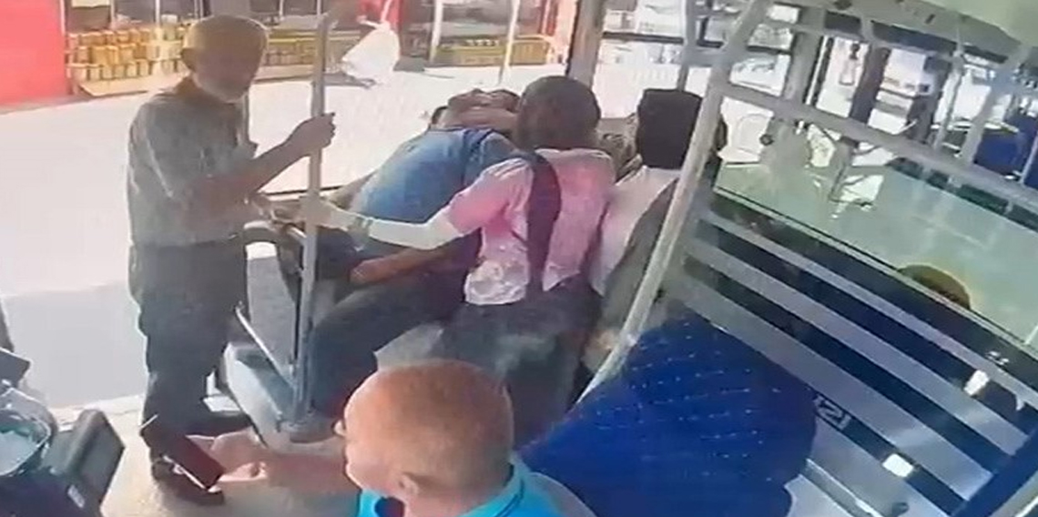 Halk otobüsünde fenalaşan yolcuya otobüste müdahale